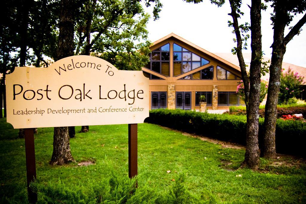 Postoak Lodge And Retreat Tulsa Room photo