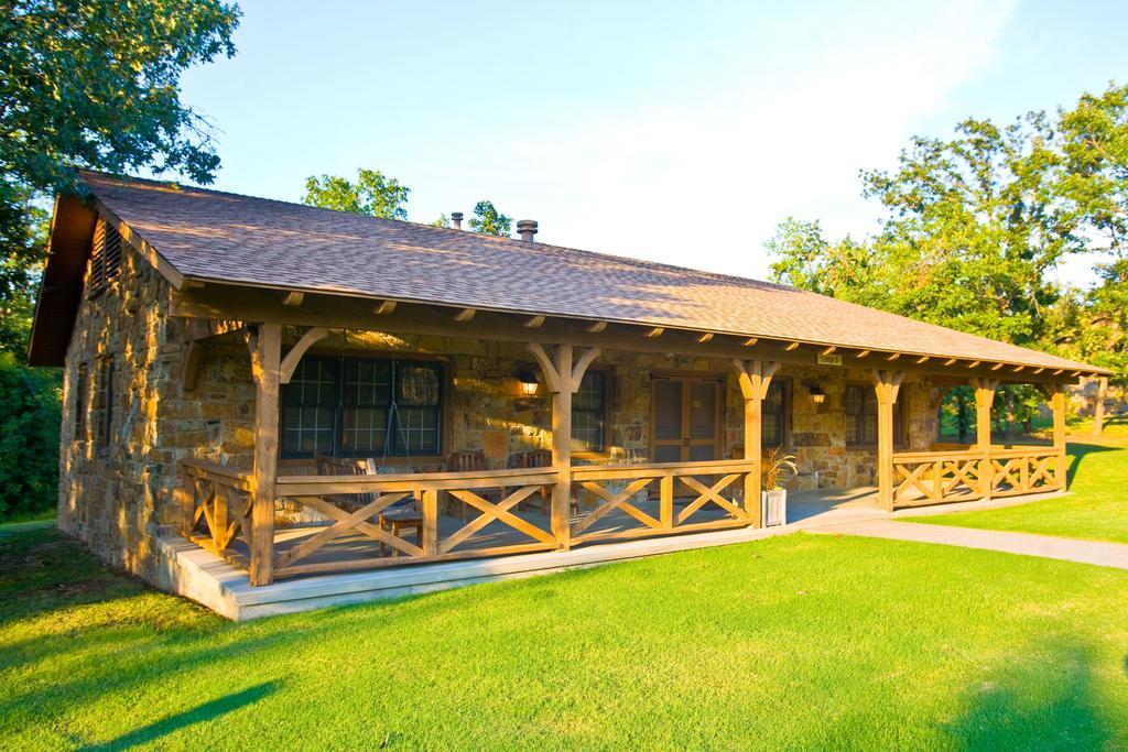 Postoak Lodge And Retreat Tulsa Room photo