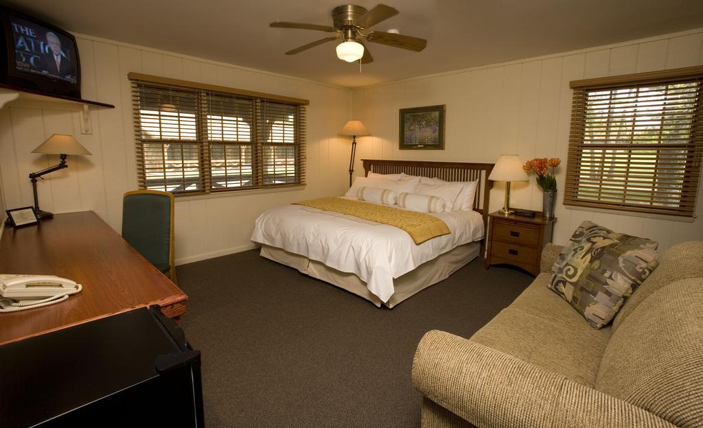 Postoak Lodge And Retreat Tulsa Room photo