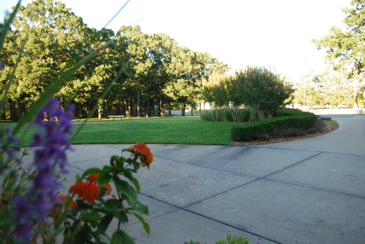 Postoak Lodge And Retreat Tulsa Room photo